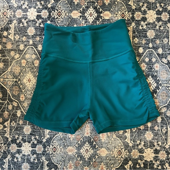 wilo the label Pants - Wilo the Label Ruched Bike Shorts - Everlade XS